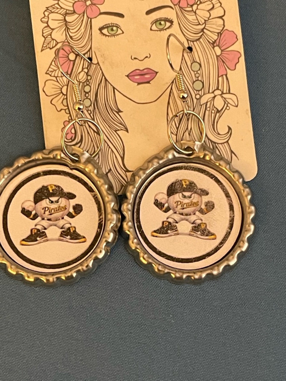 Pittsburgh Pirates Bottle Cap Dangle Earrings - Black & Gold